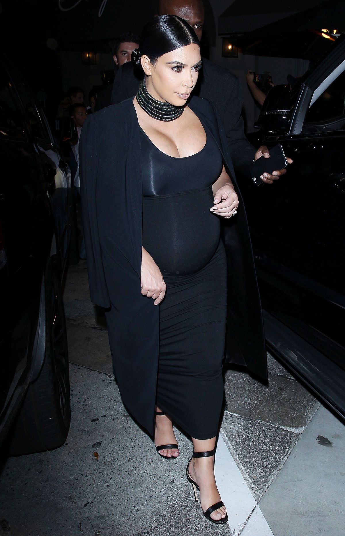 pregnant-kim-kardashian-leaves-craig-s-restaurant-in-west-hollywood-10-13-2015_20.jpg