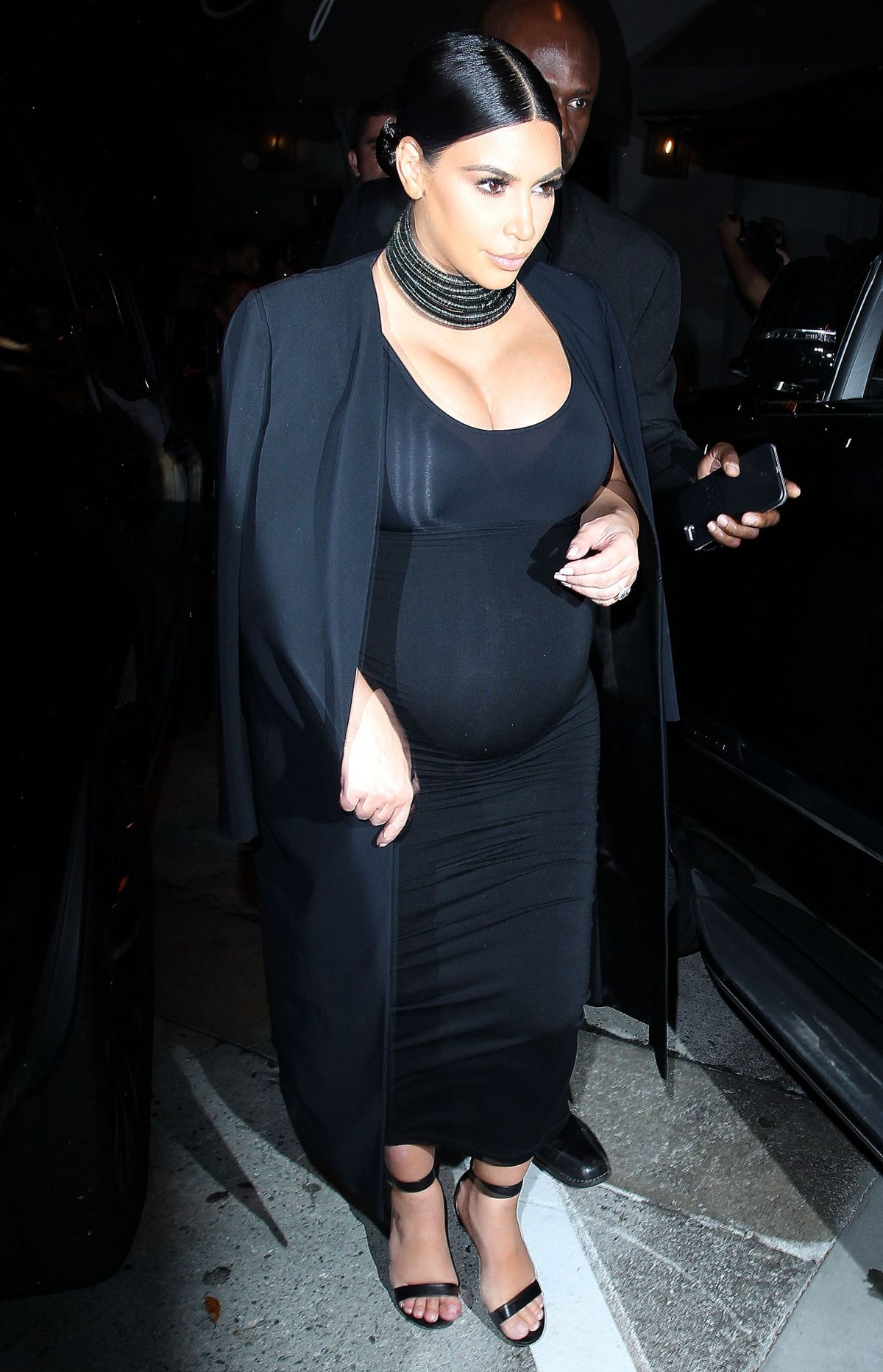 pregnant-kim-kardashian-leaves-craig-s-restaurant-in-west-hollywood-10-13-2015_19.jpg