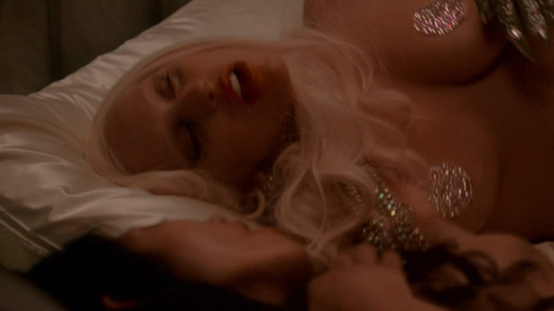 Lady Gaga, Chasty Ballesteros, etc - American Horror Story S05 E01 1080p.mkv_snapshot_04.24_[2015.10.09_05.55.06].jpg