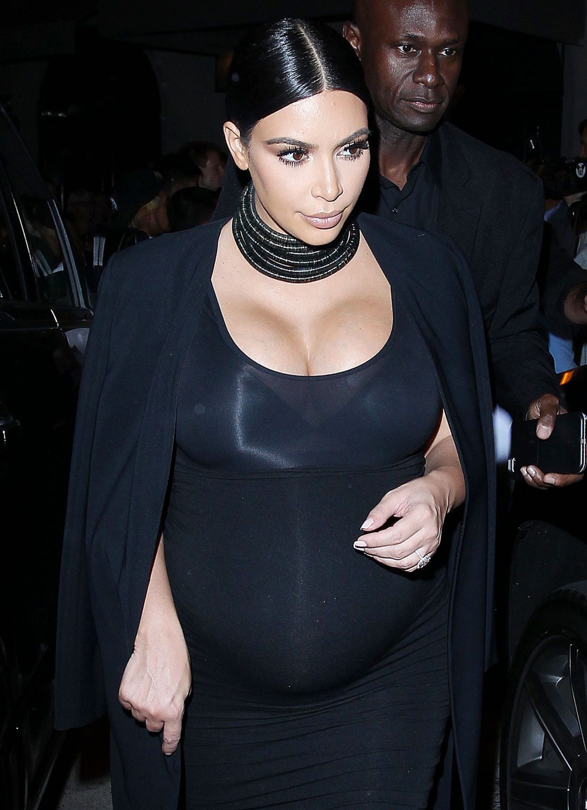 pregnant-kim-kardashian-leaves-craig-s-restaurant-in-west-hollywood-10-13-2015_17.jpg