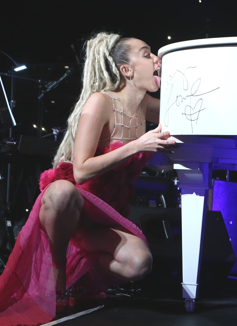 Miley-Cyrus-Upskirt-Panty-Lip-Peek-Vanguard-Awards-LA-16.jpg