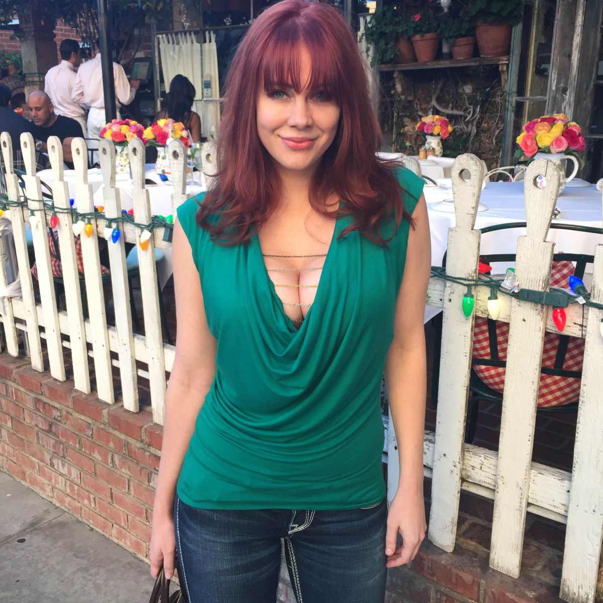 maitland-ward-out-shopping-in-los-angeles-11-17-2015_15.jpg