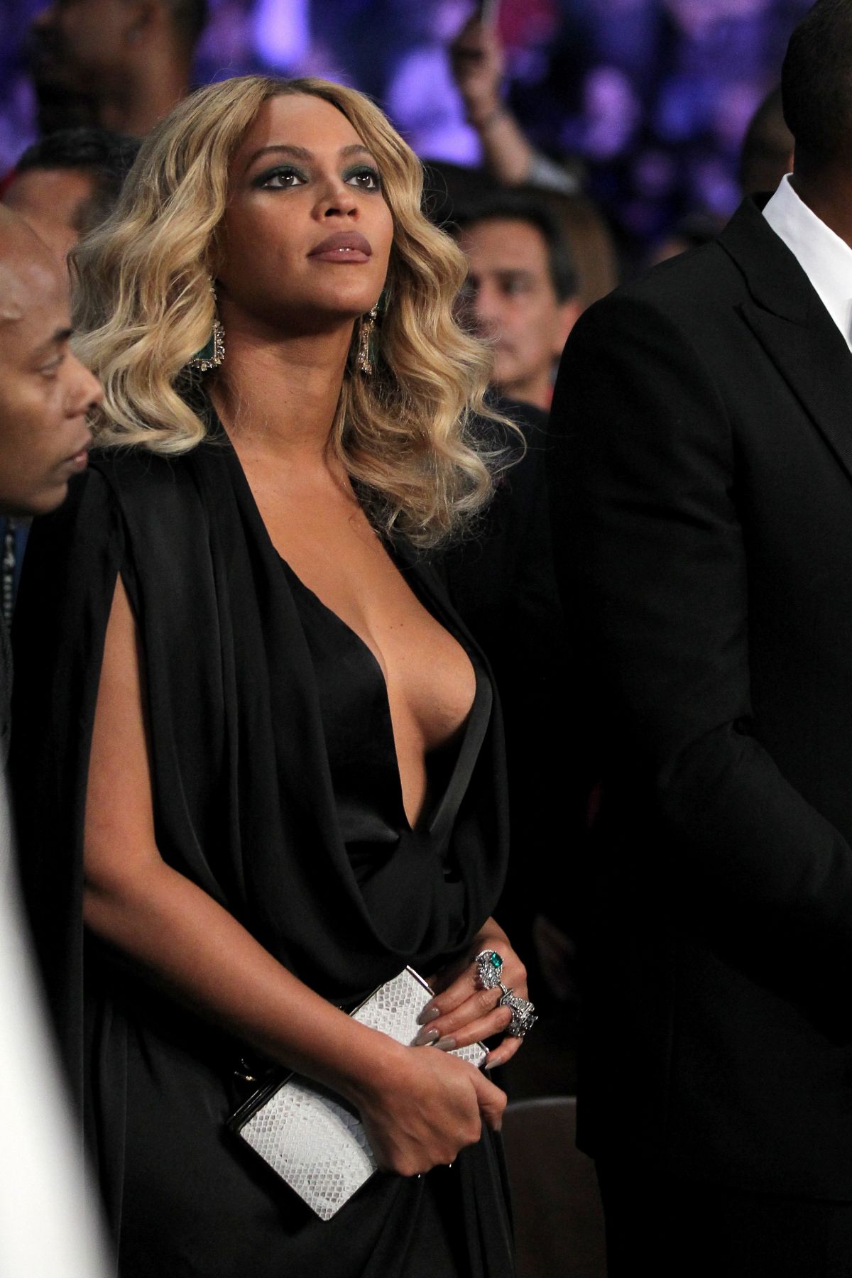 beyonce-at-cotto-vs-canelo-fight-in-las-vegas-11-21-2015_14.jpg